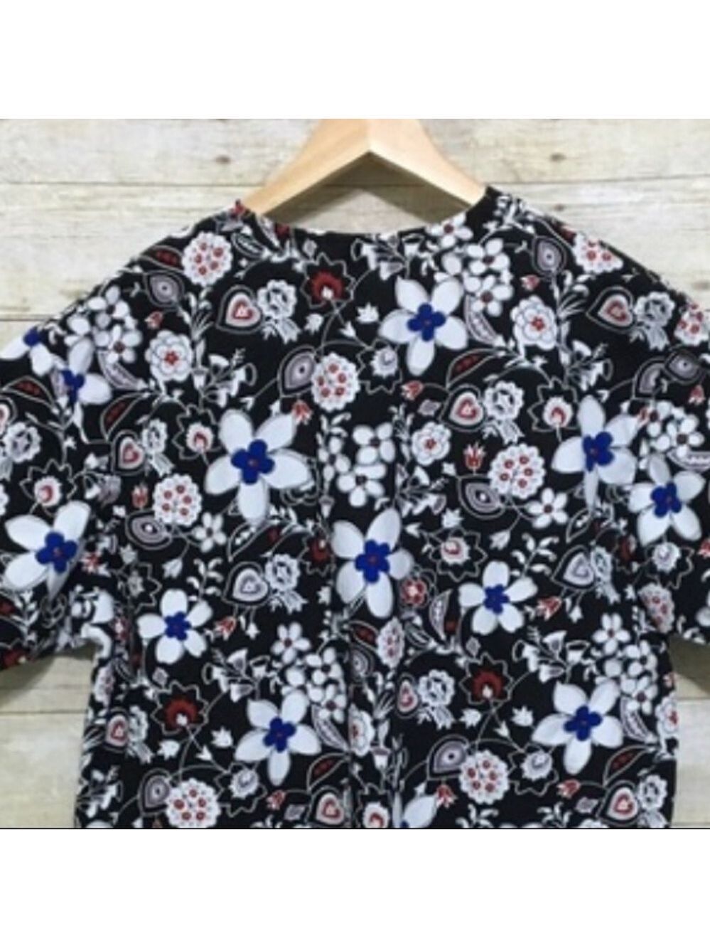 Peaches Uniforms black white red floral v-neck medium scrubs top - Picture 4 of 6